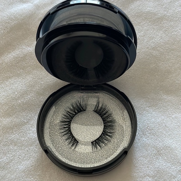 Magnetic lashes Love Kit (2 diff sets of lashes) - Picture 3 of 6